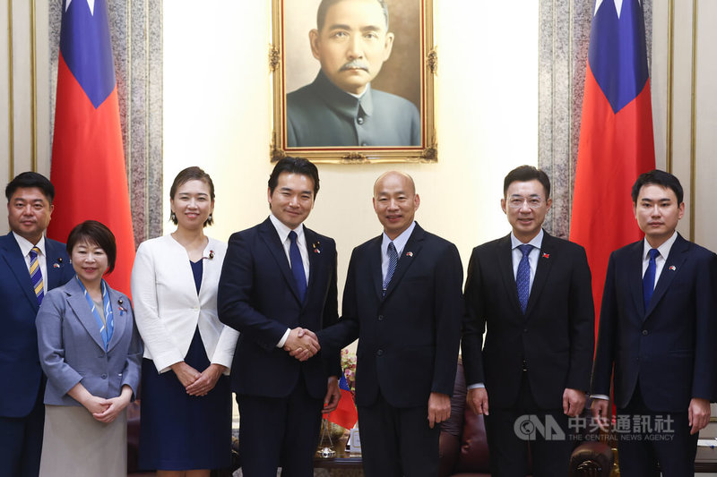 立法院長韓國瑜（右3）31日在立法院副院長江啟臣（右2）、民進黨立委陳冠廷（右1）等人陪同下，接見日本國民民主黨青年局長淺野哲眾議員一行，韓國瑜與淺野哲（左4）握手致意，誠摯表達歡迎。中央社記者王騰毅攝  114年7月31日