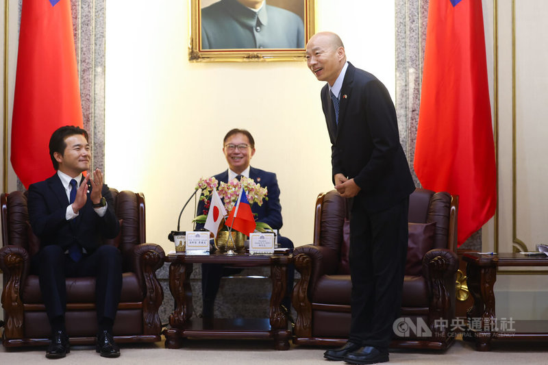 立法院長韓國瑜(右)31日接見日本國民民主黨青年局長淺野哲(左)眾議員一行,歡迎訪團來訪。中央社記者王騰毅攝 114年7月31日