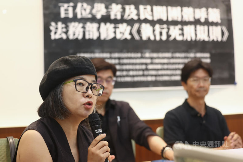 多位學者與台灣廢除死刑推動聯盟等民間團體31日在立法院召開記者會,呼籲法務部檢討修改執行死刑規則,以確保死刑執行程序符合憲法對生命權的最高保障。左為廢死聯盟執行長林欣怡。中央社記者王騰毅攝 114年7月31日