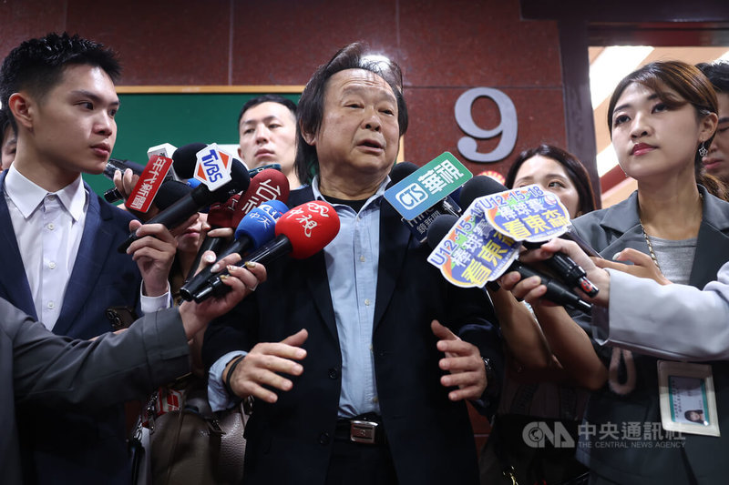 面對823罷免投票,民進黨中常委王世堅提出應請罷團撤案等說法,引發正反論戰,更有民進黨立委指他吃裡扒外。王世堅(中)31日在立法院受訪表示,他不以為意,這是應該要做的事情,要想辦法讓國家更團結。中央社記者王騰毅攝 114年7月31日