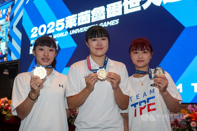 2025德國萊茵魯爾世大運台灣代表隊奪得5金13銀7銅,獎牌榜名列世界第9,在跆拳道女子品勢團體賽摘金的選手楊長螢(右起)、陳歆雅、郭彥妤,31日在返國慶祝餐會秀出獎牌合影。中央社記者吳家昇攝 114年7月31日