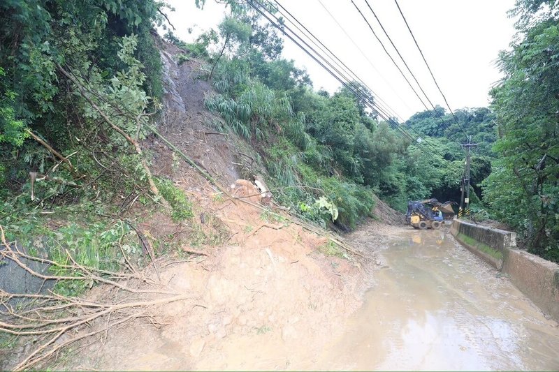 台中市太平區竹村路2巷口受大雨影響,31日清晨出現邊坡崩塌,造成道路中斷,影響約300戶居民進出,市府獲報已立即調派機具前往清除。(翻攝照片)中央社記者蘇木春傳真 114年7月31日