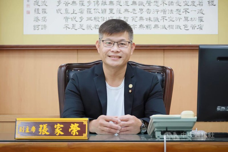 苗栗縣頭份市民代表會副主席張家榮(圖)因家暴、傷害等罪判刑確定,且因檢方否准易科罰金遭發監服刑。縣府31日表示,若張家榮後續抗告失敗,將依法解職。(翻攝自頭份市民代表會網站)中央社記者管瑞平傳真 114年7月31日