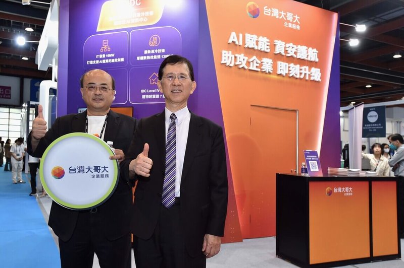 數位發展部部長黃彥男（右）在「AI WAVE SHOW 2025」台灣大哥大展區參觀，左為台灣大企業用戶副總經理洪俊隆。（台灣大提供）中央社記者江明晏傳真  114年7月31日