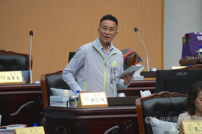 民進黨花蓮縣議員胡仁順（圖）2月曾提建議案普發縣民新台幣5萬元，近日引發熱議。胡仁順31日表示，當時是想用反諷方式提醒大家，但沒想到一向沒什麼人看的議會提案，半年後竟然大爆紅。中央社記者張祈攝  114年7月31日