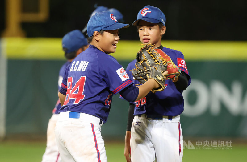 U12世界盃棒球賽超級循環賽複賽31日在台南亞太國際棒球訓練中心少棒主球場展開,台灣隊晚間以9比4擊敗多明尼加,賽後球員吳尚澄(左)與謝承濬(右)在場中致意。中央社記者張新偉攝 114年7月31日