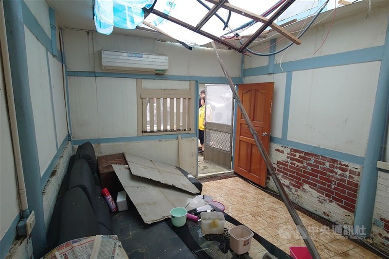 圖為台南市後壁區民眾住家在颱風丹娜絲過境後屋頂毀損,只能暫以帆布遮蓋,近日又遇上連日大雨,滲水嚴重。(中央社檔案照片)