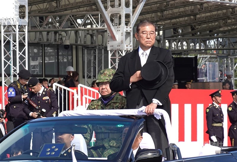 圖為日本首相石破茂2024年11月出席自衛隊成立70週年觀閱式。(中央社檔案照片)