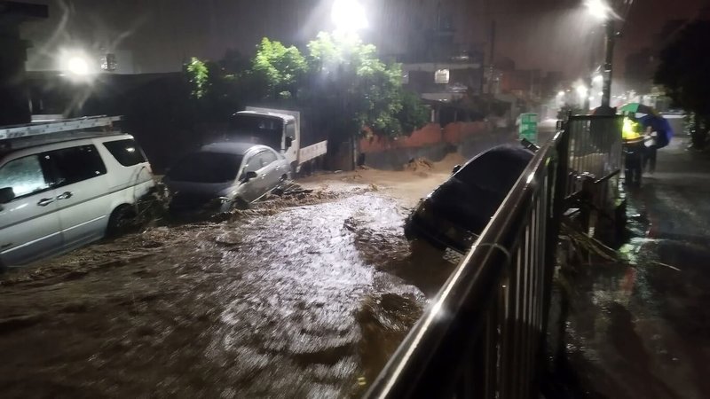 彰化縣大雨不斷，彰化市香山里有車輛被洪水沖進排水溝卡在涵洞。（民眾提供）中央社記者吳哲豪傳真　114年7月31日