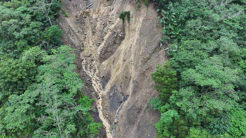 高雄山區豪雨成災，一輛載有5人的自小客車30日晚間疑因視線不佳，未察覺路基坍方而墜谷，目前已尋獲2名死者。高市原住民議員高忠德證實，墜谷的是其外孫姪女一家人。（高雄市消防局提供）中央社記者林巧璉傳真　114年7月31日