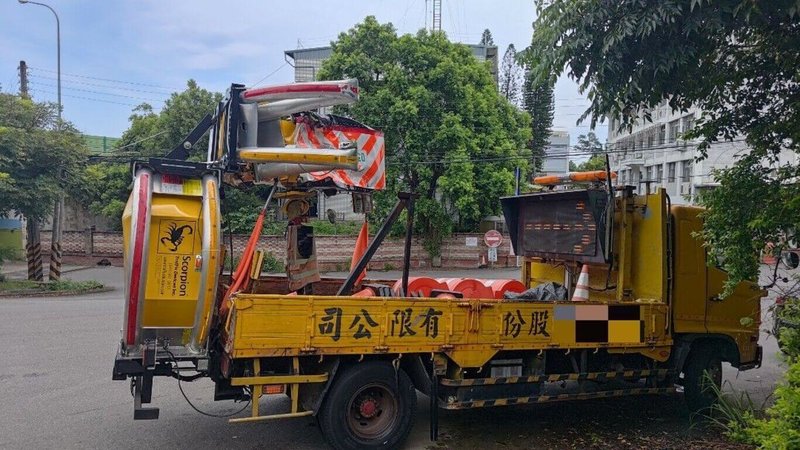 國道1號北上苗栗頭份段31日發生施工緩撞車遭撞事故,警方表示,肇事車駕駛酒測值為零,自述有使用輔助駕駛功能,所幸事故未造成人員受傷。(警方提供)中央社記者管瑞平傳真 114年7月31日