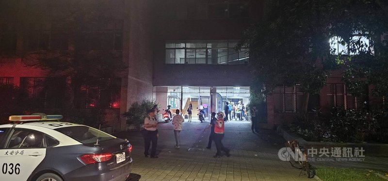 台北市警消31日晚間獲報在辛亥路2段附近有救護案，初步調查為台大歌唱營活動，有人於食用外燴餐點後人身體不適疑似食物中毒，共計5人送醫。（翻攝畫面）中央社記者劉建邦傳真　114年7月31日