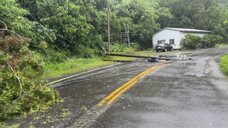 西南氣流影響,高雄市山區雨勢強烈,高雄市警察局六龜分局萬山派出所旁樹木30日傾倒,造成電桿斷裂,一度導致茂林區萬山及多納部落部分家戶停電。(高雄市原民會提供)