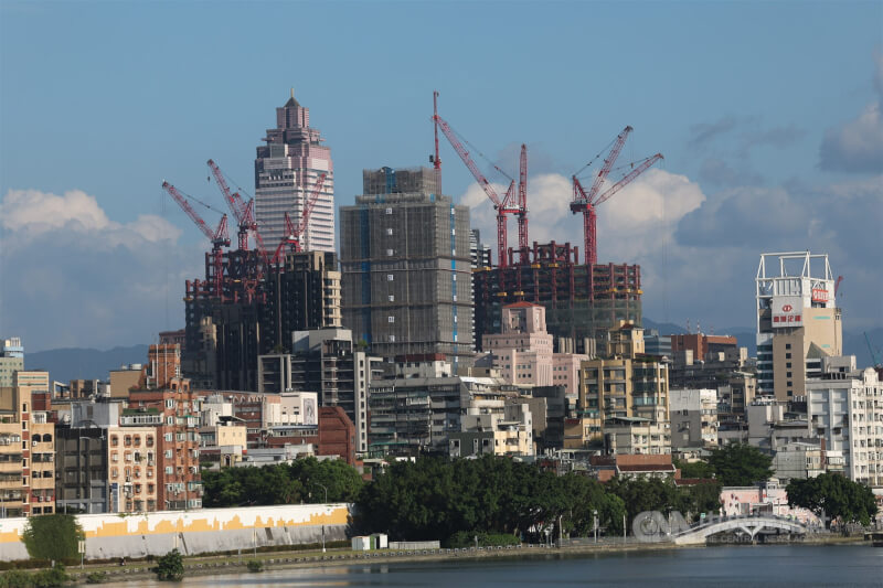 圖為台北地標新光三越大樓周邊建案林立。(中央社檔案照片)