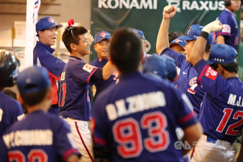 U12世界盃棒球賽超級循環賽複賽31日起在台南亞太國際棒球訓練中心少棒主球場展開，台灣隊晚間與多明尼加交手，得分後，台灣小將們在休息區慶祝。中央社記者張新偉攝  114年7月31日