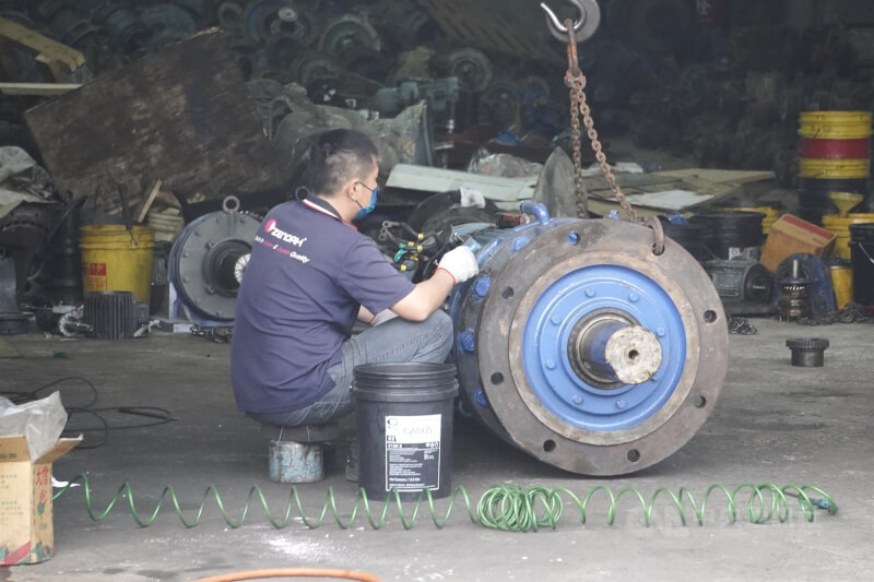 圖為高雄市鹽埕區馬達製造業者工作一景。(中央社檔案照片)