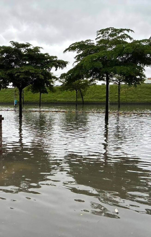 台中地區31日上午持續降雨,多處道路出現積淹水情形,烏日區五光派出所前環河路一段道路因地勢較低,積水半個輪胎高。(民眾提供)中央社記者蘇木春傳真 114年7月31日