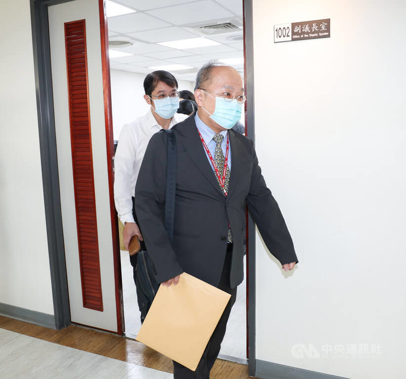 國民黨籍台北市副議長葉林傳議會辦公室31日遭搜索,檢調人員步出副議長室,手持公文袋離開。中央社記者謝佳璋攝 114年7月31日