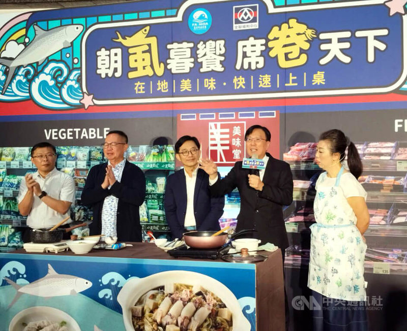 農業部漁業署31日舉行記者會,介紹與全聯福利中心合作,由料理達人蔡季芳(右)監製的加熱即食新品「浮水虱目魚羹」、「小卷芋頭炊粉湯」。漁業署長王茂城(右2)說,盼滿足民眾飲食需求與選擇,也強化產地與市場的連結。中央社記者汪淑芬攝 114年7月31日