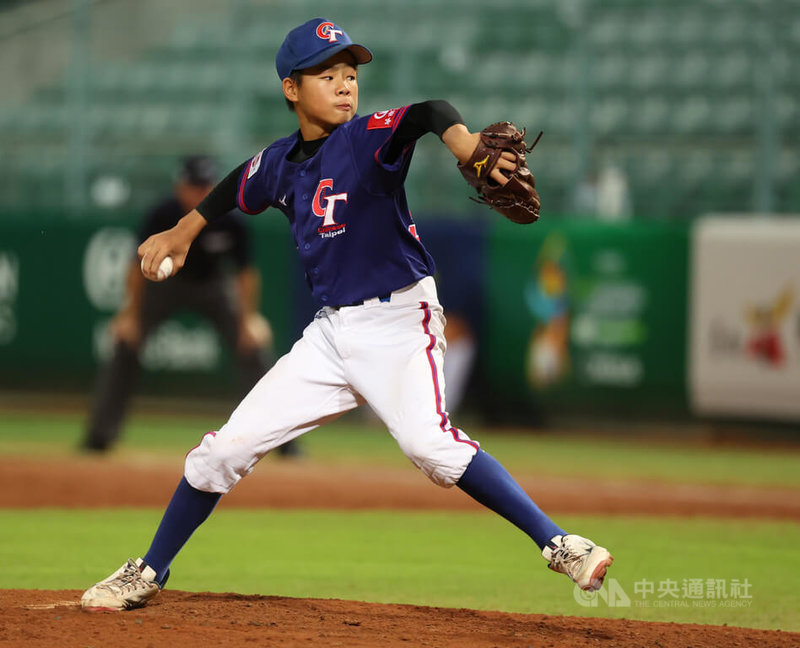 U12世界盃棒球賽台灣隊謝承濬（圖）31日複賽首戰與多明尼加交手，危機時刻登板拆彈、投打都有表現，助隊終場以9比4搶勝。中央社記者張新偉攝　114年7月31日