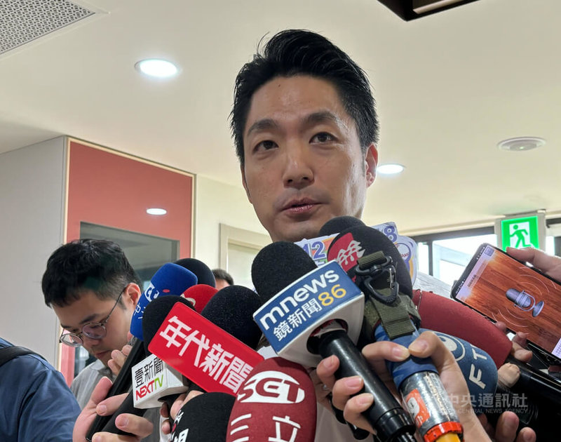 台北市信義區商圈地下停車場30日發生情殺案，市長蔣萬安（中）31日表示，將要求警察局繼續積極偵查，並適時對外說明。中央社記者陳昱婷攝　114年7月31日