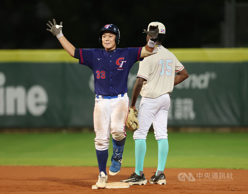 U12世界盃棒球賽台灣隊長李權恩(左)預賽打得悶,31日晚間複賽首戰交手多明尼加,敲出扎實二壘打增添自信,助隊搶下勝利。中央社記者張新偉攝 114年7月31日