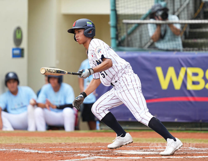 U12世界盃棒球賽日本隊野手外山泰基(圖)賽會至今累計2轟,31日超級循環賽複賽對上韓國隊,每個打席也是右打、左打一直交換,全場3打數敲出1支安打。中央社記者張新偉攝 114年7月31日