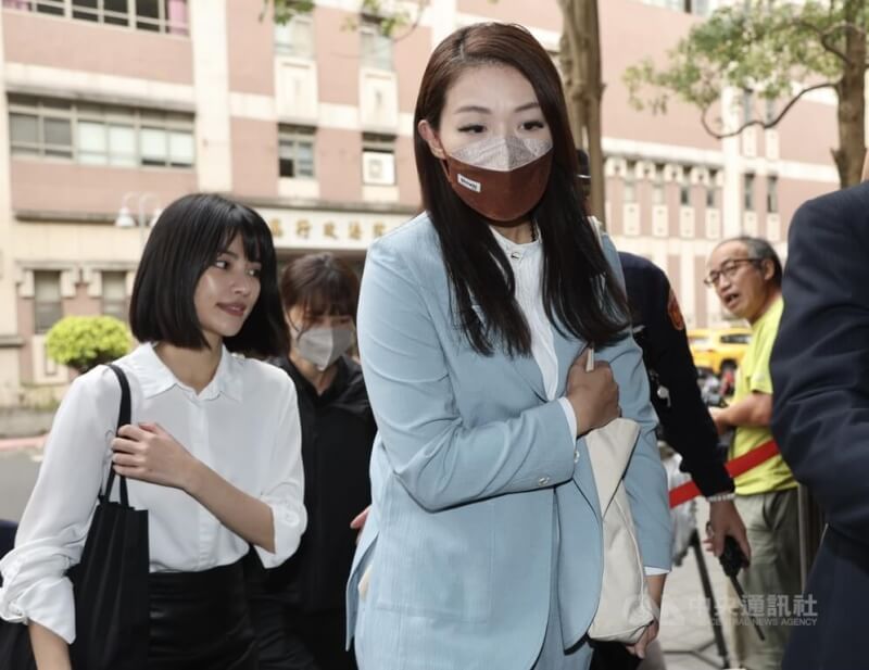 遭停職的新竹市長高虹安(前右)去年2月因誣告案出庭應訊。(中央社檔案照片)