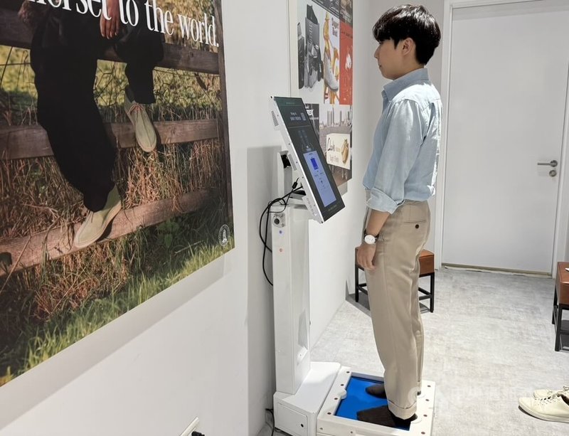 目前展路公司有2台AI足測機輪流在全台17家直營櫃點服務消費者,消費者站上AI足測機,只要短短幾秒鐘,螢幕上就會出現個人的足測報告。中央社記者李宗憲攝 114年8月1日