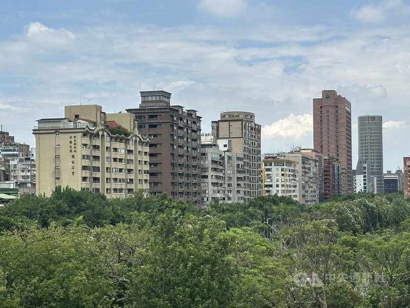 台北市地政局公布全市114年第2季預售建案申報備查量,市場推案主流為住家用建案戶數以80戶以下小型社區住宅,以中山區居首共9案。圖為台北市街景。中央社記者劉建邦攝 114年8月1日