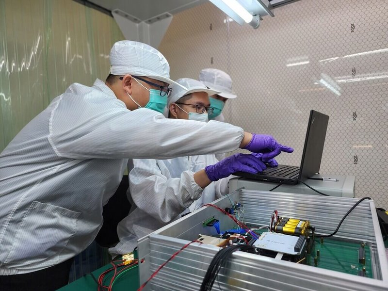 鐳洋科技1日宣布由國家太空中心委託開發的首顆新創追星先期計畫3U通訊立方衛星「夜鷹號」，已與地面站完成雙向通聯。（鐳洋科技提供）中央社記者何秀玲傳真　114年8月1日
