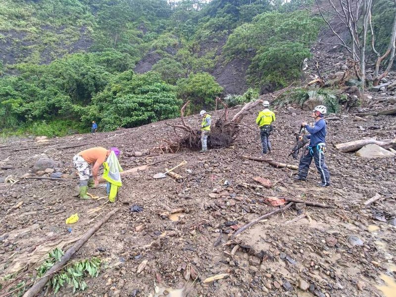 台20線南橫公路81.1公里處有車輛墜谷，車上疑一家5口罹難，警消7月31日找到潘姓女子遺體跟其他人遺骸。8月1日上午再尋獲墜谷車輛輪胎跟保桿，以及部分遺骸，正持續搜救中。（高市消防局提供）中央社記者洪學廣傳真　114年8月1日