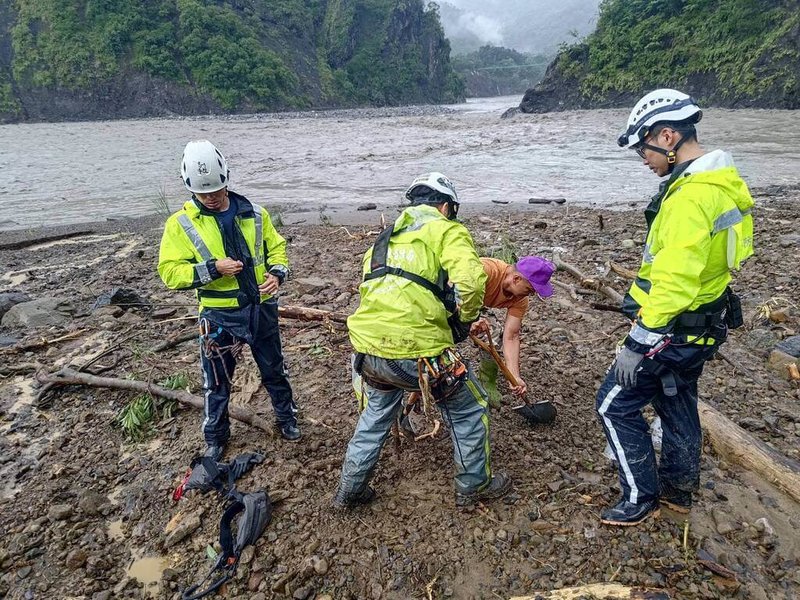 台20線南橫公路81.1公里處有車輛墜谷,車上疑一家5口罹難,警消7月31日找到潘姓女子遺體跟其他人遺骸。8月1日上午持續挖掘,再尋獲墜谷車輛輪胎跟保桿,以及部分遺骸。(高市消防局提供)中央社記者洪學廣傳真 114年8月1日