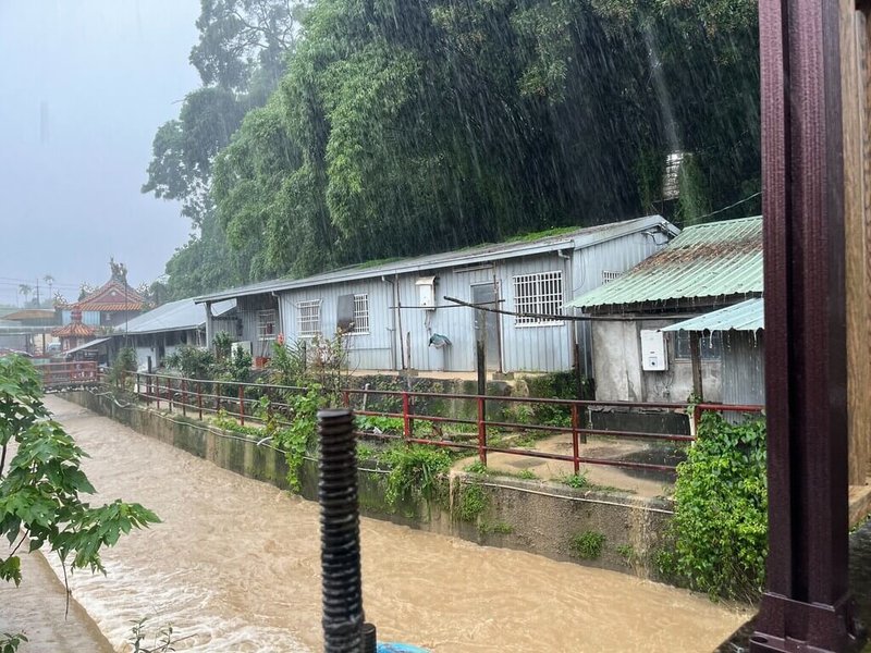 連日大雨，台中山區多處道路因豪雨沖刷，造成民眾住家受到土石流侵襲，警方協助居民預防性撤離。（東勢警分局提供）中央社記者趙麗妍傳真  114年8月1日