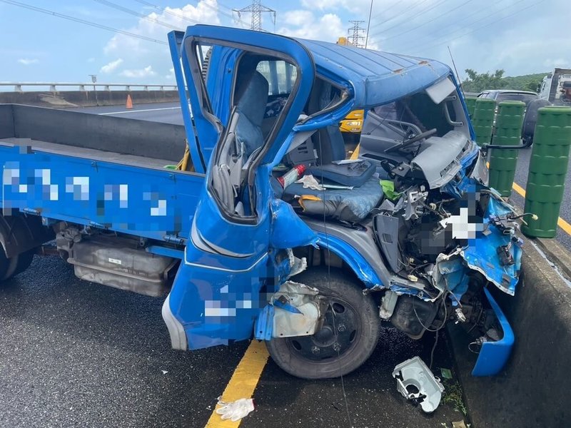 國道3號沙鹿路段1日上午發生車禍事故，小貨車撞內側護欄，車頭嚴重毀損，駕駛送醫救治。（民眾提供）中央社記者趙麗妍傳真 114年8月1日
