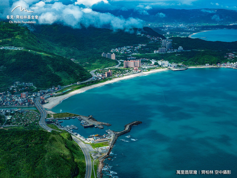 看見.齊柏林基金會1日宣布啟動5年徒步環島行動,以紀錄片「看見台灣」空拍地景為線索,規劃分段走訪全台1200公里海岸線。圖為已故導演齊柏林生前所攝萬里翡翠灣。(看見.齊柏林基金會提供)中央社記者邱祖胤傳真 114年8月1日