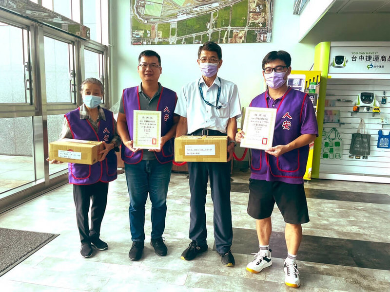 台中捷運公司日前將公司所有無人認領的遺失物中，篩選出571件狀況良好的日常用品，捐贈給社福團體，希望以實際行動關懷弱勢族群。（中捷公司提供）中央社記者蘇木春傳真　114年8月1日