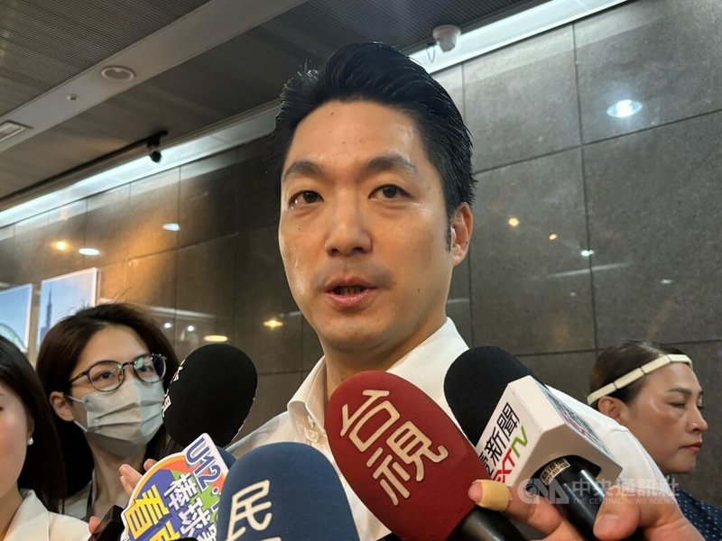 美國白宮公布台灣對等關稅稅率為20%,台北市長蔣萬安(前)1日受訪表示,現在應該是全台灣共同對抗外在困境的時刻,呼籲停止推動8月23日的罷免投票。中央社記者陳昱婷攝 114年8月1日