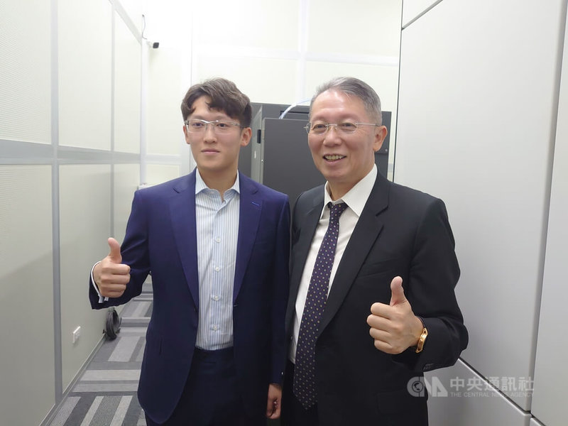 汎銓1日舉辦週年慶活動，董事長柳紀綸（右）表示，汎銓已在美國落地，買廠房並購置設備，美國關稅對汎銓是利多於弊，美國將會是未來成長主力。中央社記者張建中攝　114年8月1日