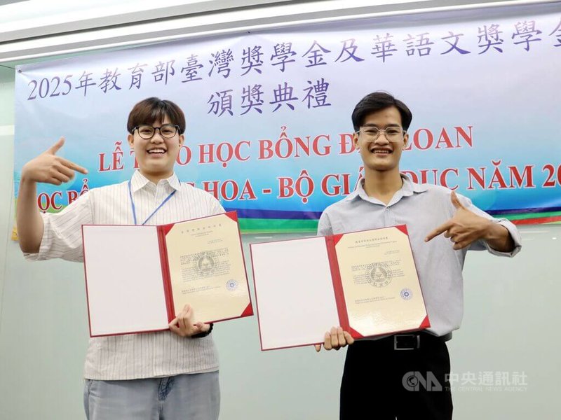 台灣獎學金受獎生范海玲(左)中文相當流利,在台灣念完大學後,要繼續攻讀研究所學位。華語文獎學金受獎生茝長山被正體中文字的魅力吸引,將赴台灣學習一年中文。中央社記者陳家倫河內攝 114年8月1日