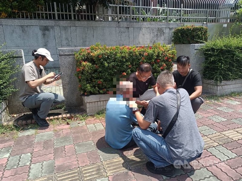 台中市賴姓女子日前加入詐團假投資群組後受騙上當，陸續投入新台幣近千萬元，近日發現有異後向警方報案，雙方合作誘捕61歲許姓車手（前右2）法辦。（翻攝照片）中央社記者蘇木春傳真　114年8月1日