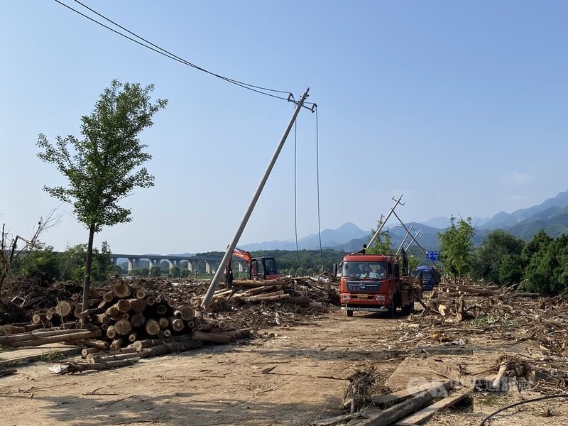 中國華東、華北、東北等地遭遇強降雨,造成重大災害。北京市密雲區太師屯鎮的電線桿被洪水冲倒。中央社記者謝怡璇北京攝 114年8月1日