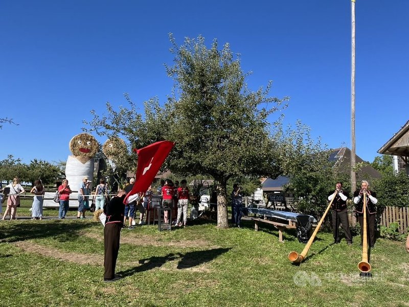 8月1日是瑞士國慶日,慶祝活動除了農家國慶早餐,阿爾卑斯山號角搭配國旗秀的演出是傳統活動之一。中央社記者郭芳君伯恩攝 114年8月1日