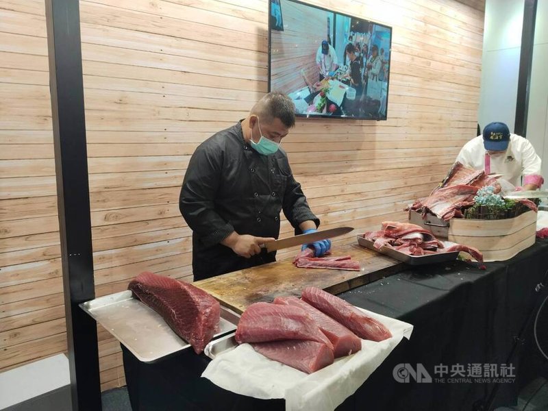 2025台灣美食展1日在台北世貿一館熱鬧登場，主題是「海鮮－鮮味款待」，「屏東賀呷」特別在開展首日推出鮪魚解剖秀，吸引許多消費者排隊等候品嚐現宰黑鮪的好滋味。中央社記者汪淑芬攝  114年8月1日