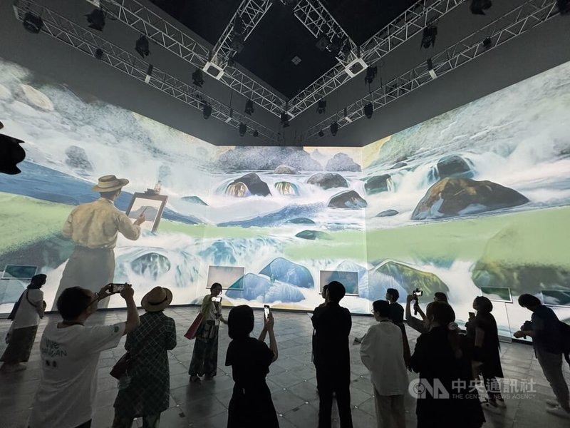 文化世博核心展覽「台灣光譜」2日起在大阪VS.(at GRAND GREEN OSAKA)展場展出。這個展演場所由建築師安藤忠雄設計,內部挑高15公尺,專為投影與沉浸式展演等新媒體為主,圖為「台灣本色」展區。中央社記者楊明珠大阪攝 114年8月1日