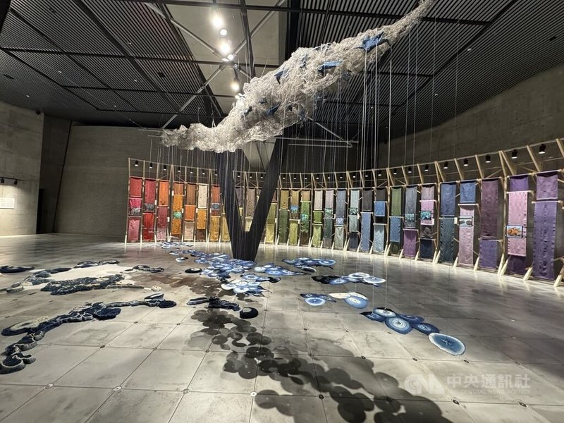 文化世博核心展覽「台灣光譜」2日起在大阪VS.(at GRAND GREEN OSAKA)展場展出。「光織自然」展區聚焦台灣染織文化、山海記憶與工藝實踐,包括國家工藝成就獎得主陳景林與馬毓秀的「台灣色譜牆」;陳景林踏尋台灣各地,從大自然取材的「染織工藝牆」與「台灣母親河」;楊偉林從自然環境中汲取靈感的「洄遊」。中央社記者楊明珠大阪攝 114年8月1日