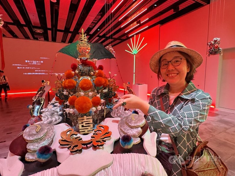 文化世博核心展覽「台灣光譜」2日起在大阪VS.(at GRAND GREEN OSAKA)展場展出。文化部政務次長王時思表示,在神將的神袍與神冠上藏有小「密碼」,上頭有象徵台灣的繁體「臺」字,既為台灣祈福,也象徵台灣這片土地如同母親一般,溫柔而堅韌地庇佑著台灣人。中央社記者楊明珠大阪攝 114年8月1日