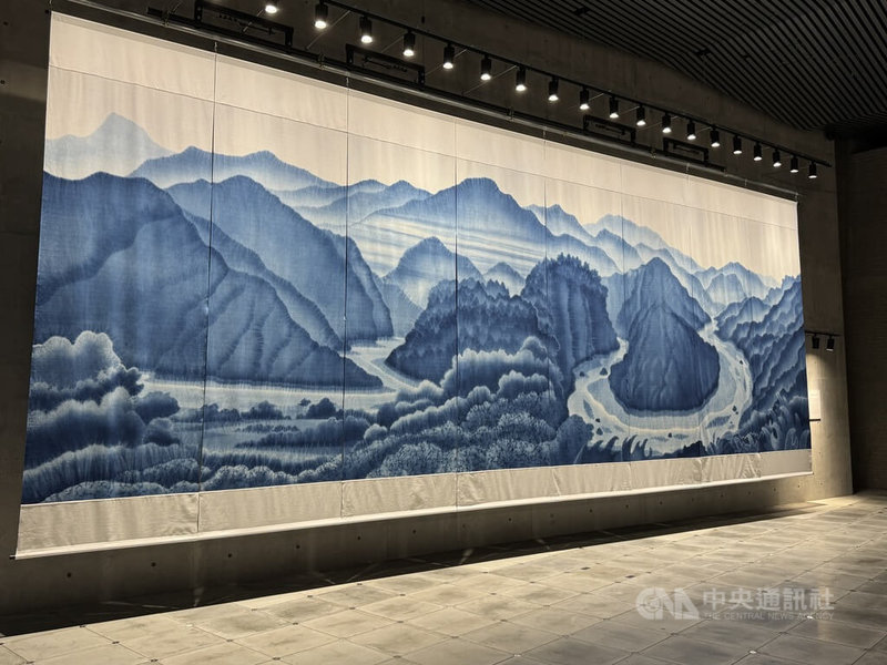 「We TAIWAN台灣文化in大阪.關西世博」2日將盛大登場。國家工藝成就獎得主陳景林以寬920公分、高294公分的藍染巨幅畫作,呈現台灣最長河流「濁水溪」的壯麗景觀與文化象徵,總共耗費超過1000個工時才完成。中央社記者楊明珠大阪攝 114年8月1日