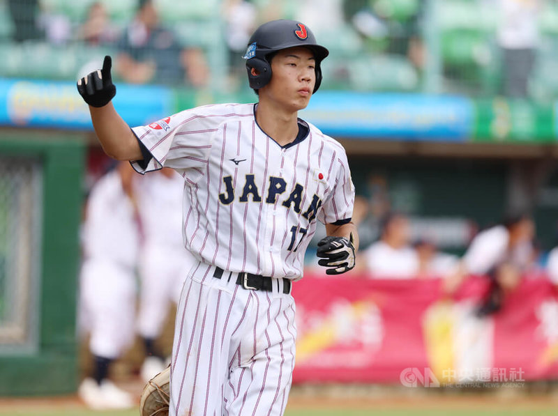 U12世界盃棒球賽複賽持續展開，多明尼加隊1日第2戰與日本隊交手，日本球員佐橋陸公（圖）3局敲出關鍵3分砲，助隊搶勝。中央社記者張新偉攝  114年8月1日
