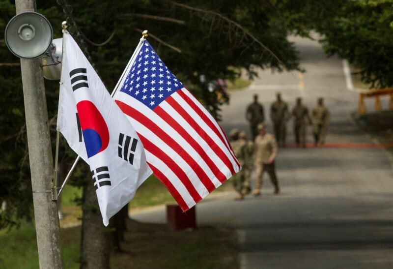 懸掛在一起的南韓和美國國旗。(Courtesy Ken Scar/U.S. Army/Handout via 路透社)